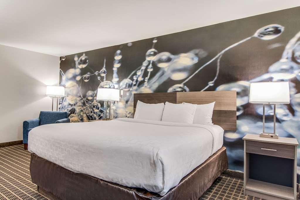 Clarion Pointe - Danville East Hotel