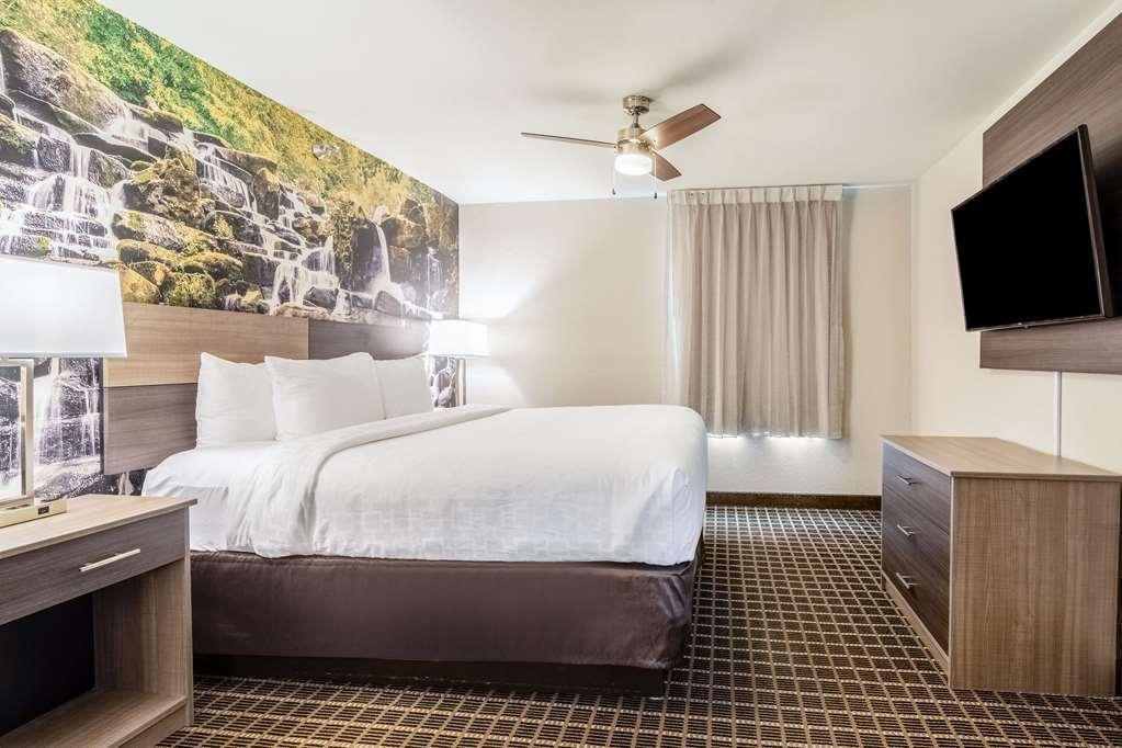 Clarion Pointe - Danville East Hotel