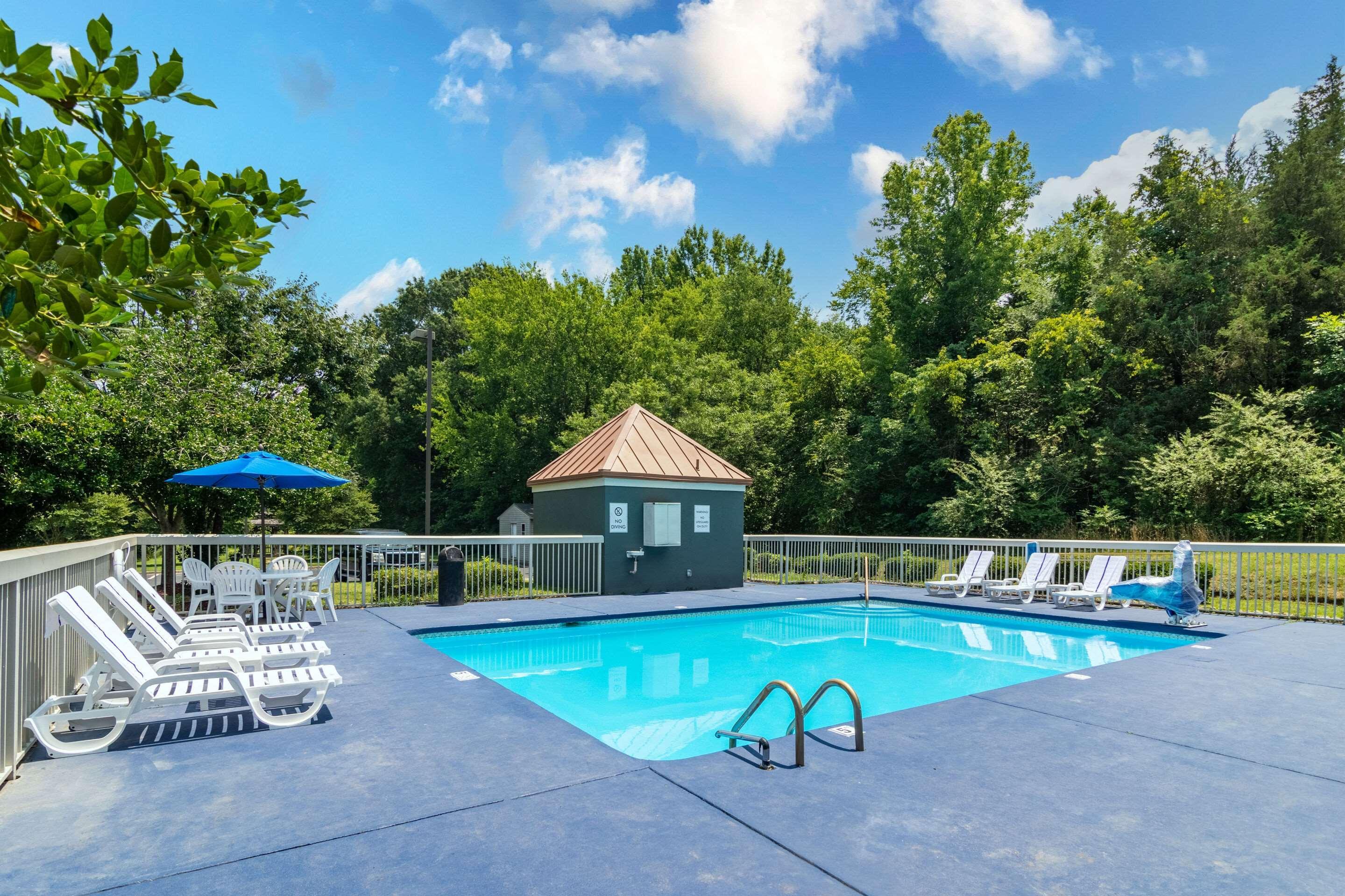 Clarion Pointe - Danville East Hotel