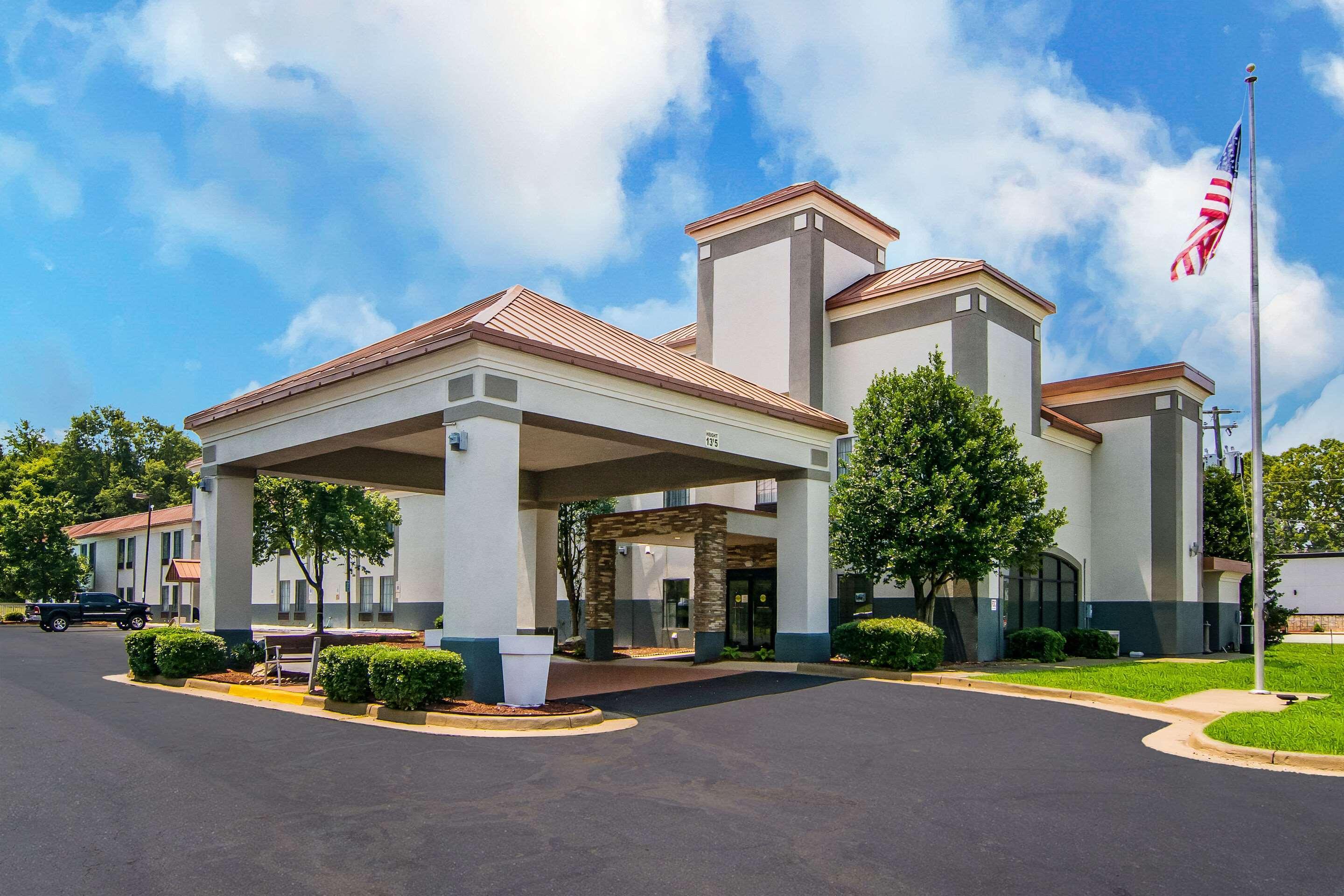 Clarion Pointe - Danville East Hotel 2*