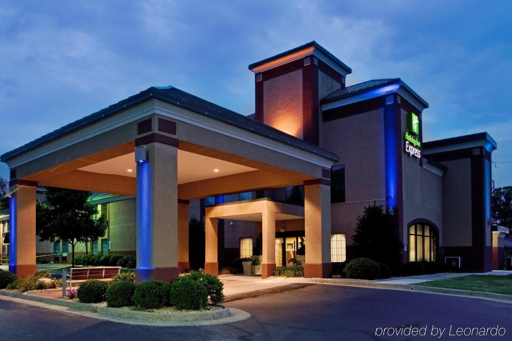 Clarion Pointe - Danville East 2* South Boston