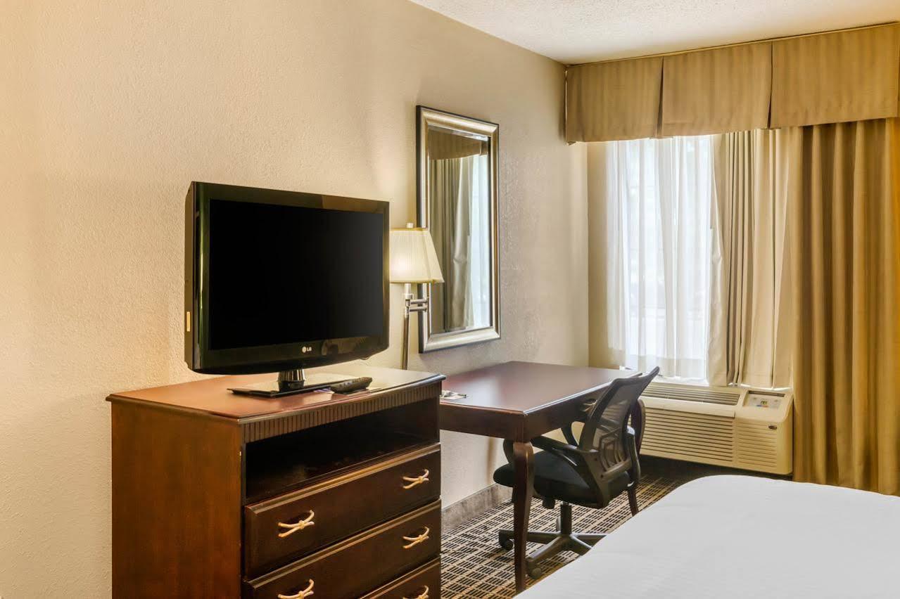 Clarion Pointe - Danville East Hotel